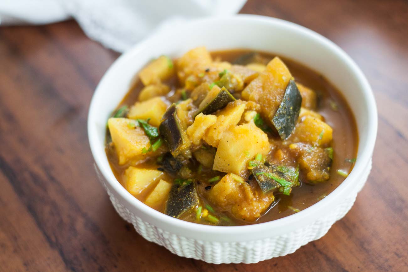 Ringna Batata Nu Shaak Recipe- Aloo Baingan Ki Sabzi Recipe