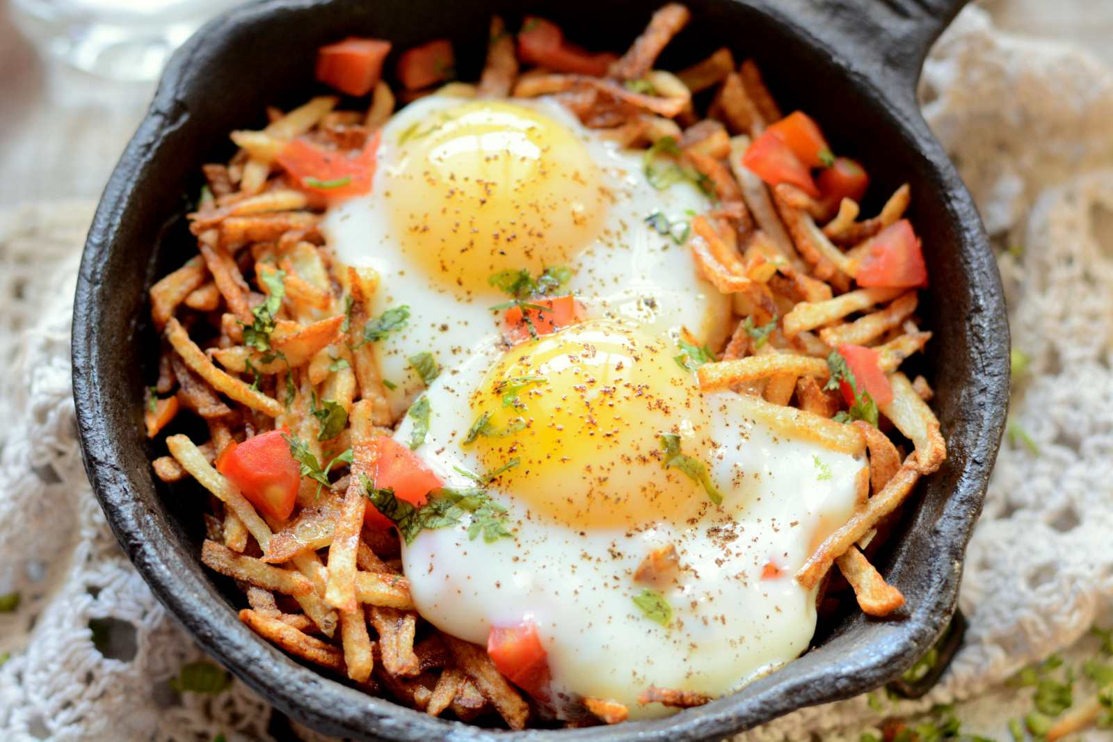 Sali Par Eedu Recipe - Parsi Breakfast Eggs On Fried Potato