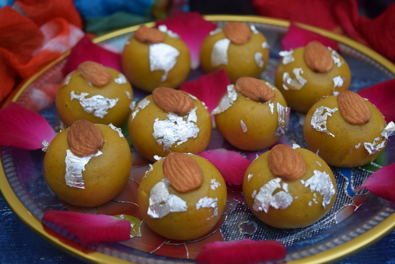 ठंडाई लड्डू रेसिपी - Thandai Ladoo (Recipe In Hindi)