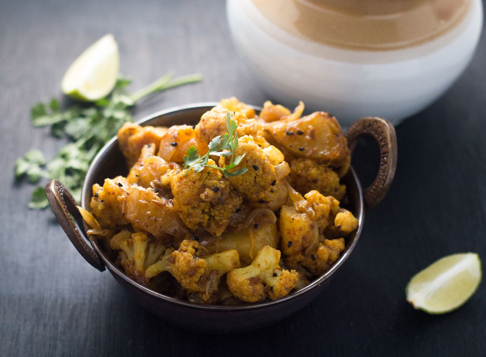 अचारी आलू गोभी रेसिपी - Achaari Aloo Gobhi (Recipe In Hindi)